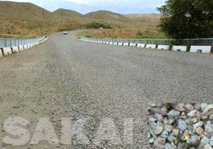 チップシール工法によって補修された道路